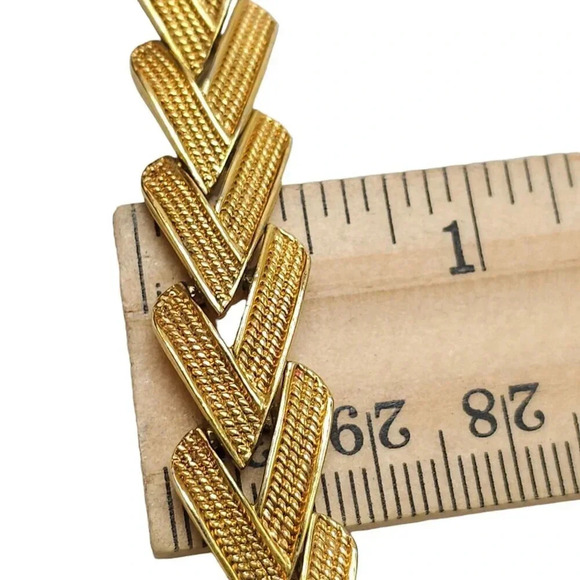Nina Ricci for Avon Gold Tone Chevron Bracelet Fold-Over Closure Vintage - Picture 6 of 6